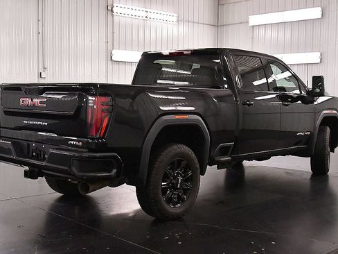 Used 2025 GMC Sierra 2500 AT4 AWD/4WD image 7