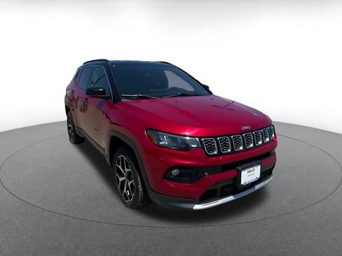 Used 2025 Jeep Compass Limited AWD/4WD image 3