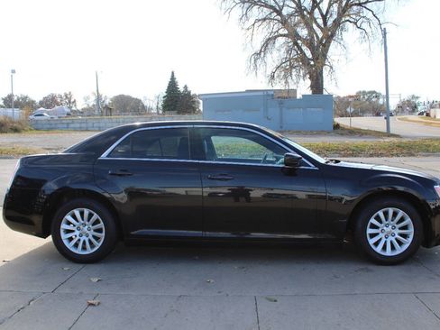 Used 2014 Chrysler 300 image 3