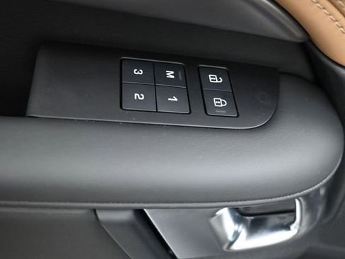 New 2025 Land Rover Discovery Metropolitan Edition AWD/4WD image 22