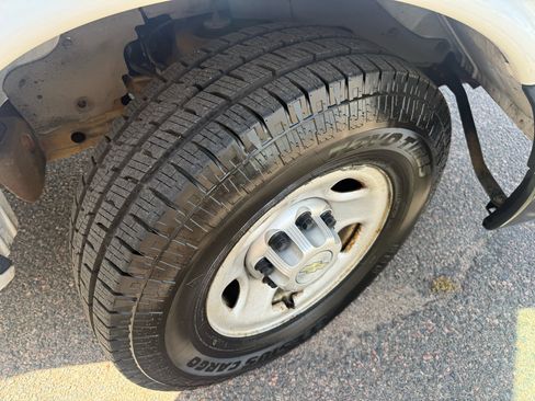 Used 2010 Chevrolet Express 2500 image 25