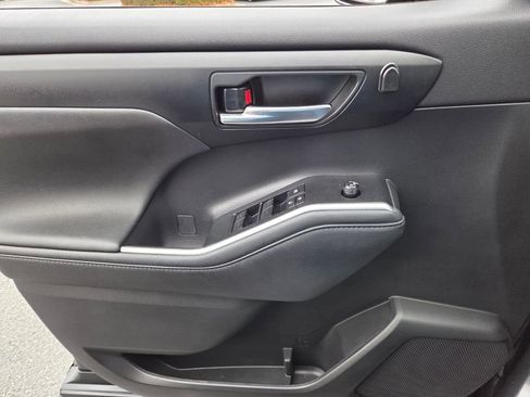 Certified 2023 Toyota Highlander XLE image 28