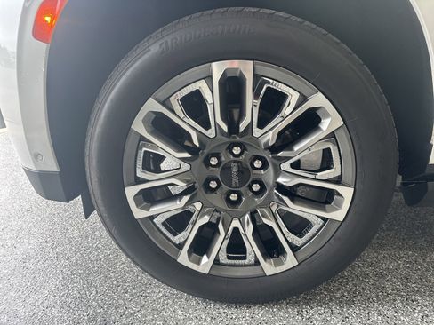 Used 2024 GMC Yukon Denali Ultimate AWD/4WD image 15