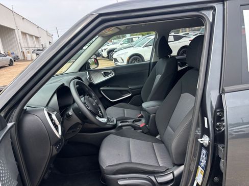 Used 2025 Kia Soul LX w/ LX Technology Package FWD image 24