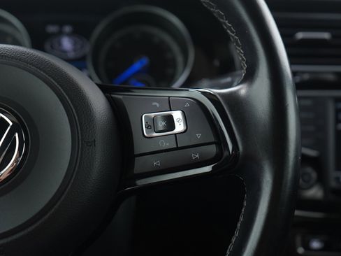 Used 2017 Volkswagen Golf R 4-Door image 27