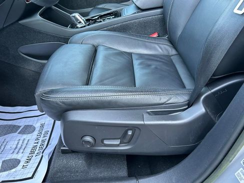 Used 2023 Volvo XC40 B5 Plus image 16