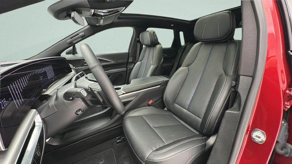 Used 2024 Cadillac Lyriq Luxury AWD/4WD image 13