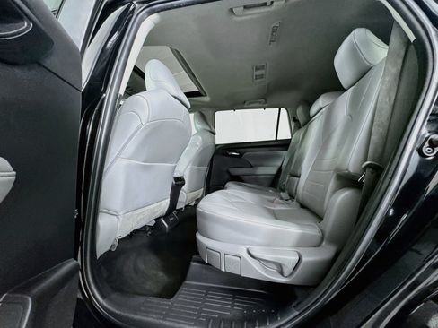 Used 2022 Toyota Highlander XLE AWD/4WD image 24