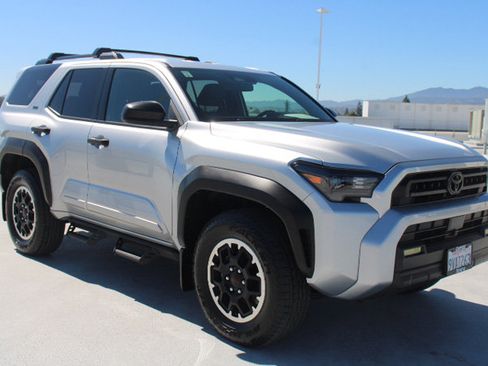 Certified 2025 Toyota 4Runner SR5 AWD/4WD image 2