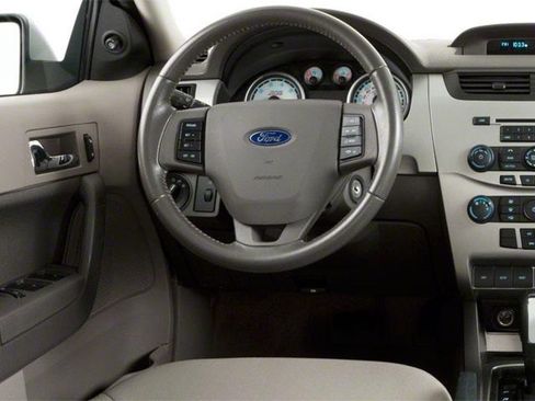 Used 2010 Ford Focus SE FWD image 4