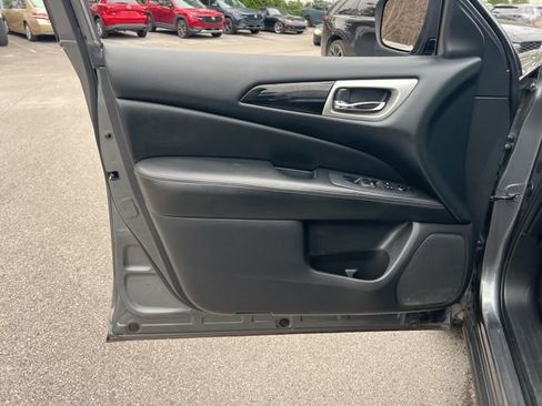 Used 2018 Nissan Pathfinder SV image 21