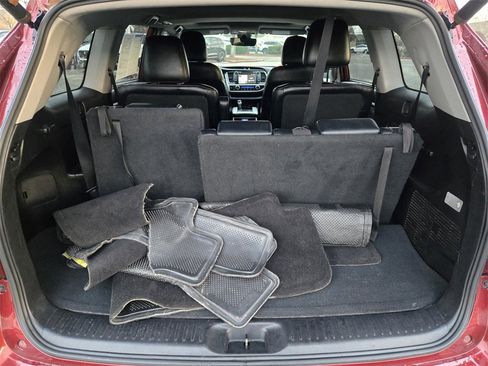 Used 2019 Toyota Highlander SE w/ Protection Package #3 image 10