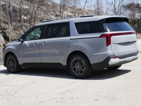Certified 2025 Kia Carnival EX FWD image 4