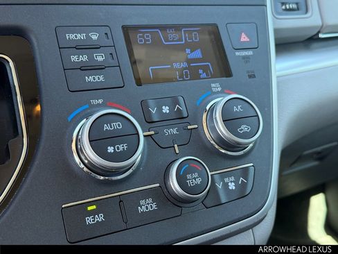 Used 2020 Toyota Sienna LE w/ Carpet Mat Package image 20