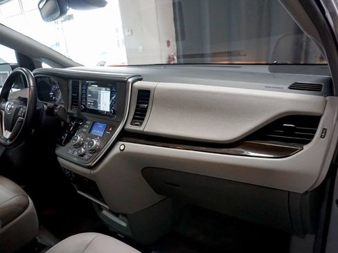 Used 2019 Toyota Sienna XLE Premium FWD image 76