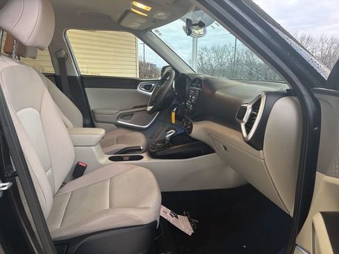Used 2022 Kia Soul LX image 16
