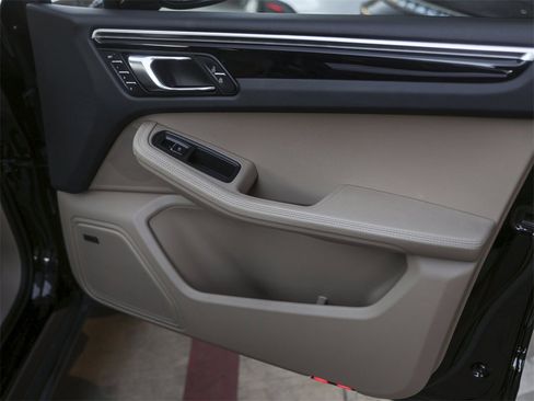 Certified 2022 Porsche Macan image 37