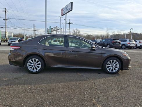 Used 2018 Toyota Camry LE image 27