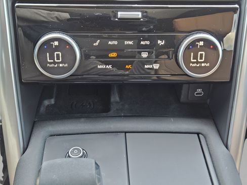 Used 2024 Land Rover Discovery Dynamic SE AWD/4WD image 15