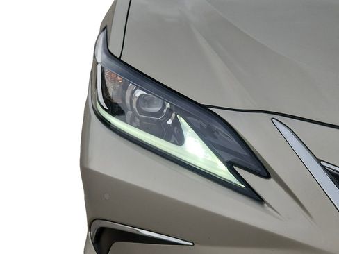 Used 2024 Lexus ES 300h w/ Luxury Package image 10