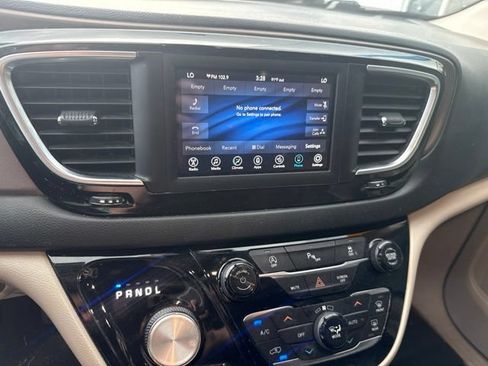 Used 2018 Chrysler Pacifica Touring-L FWD image 6