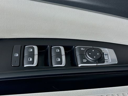 Used 2024 Kia Carnival LX image 15