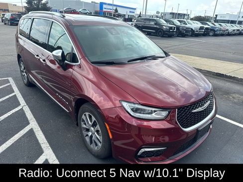 Used 2023 Chrysler Pacifica Pinnacle FWD image 2