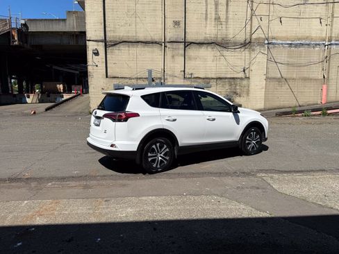 Used 2018 Toyota RAV4 LE w/ All Weather Liner Package AWD/4WD image 11
