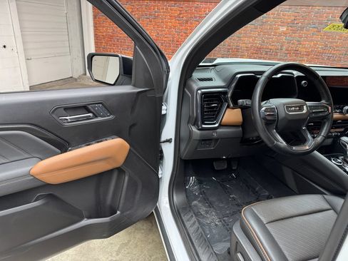 Used 2024 GMC Canyon AT4 w/ AT4 Premium Package AWD/4WD image 7