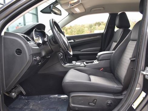 Used 2022 Chrysler 300 Touring w/ Sport Appearance Package image 15