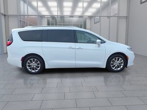 Used 2021 Chrysler Pacifica Touring-L FWD image 9