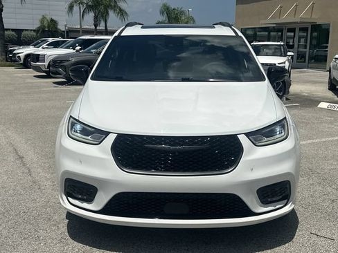 Used 2023 Chrysler Pacifica Limited w/ Uconnect Theater Family Group AWD/4WD image 3