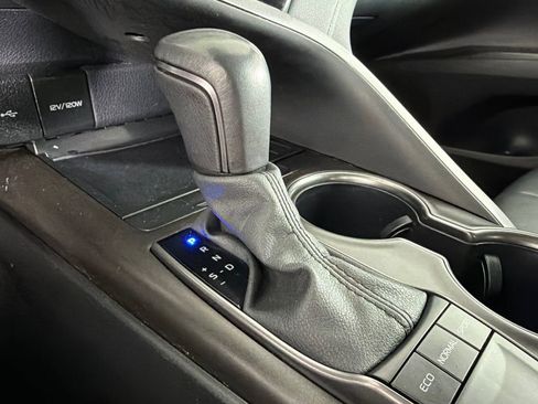 Used 2024 Toyota Camry SE image 30