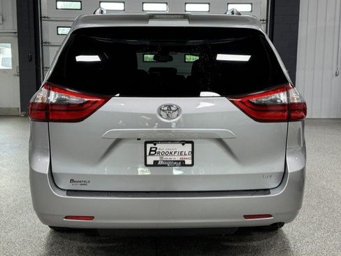 Used 2020 Toyota Sienna LE w/ LE Preferred Package FWD image 4