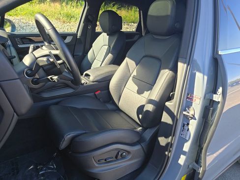 Certified 2026 Porsche Cayenne AWD/4WD image 5