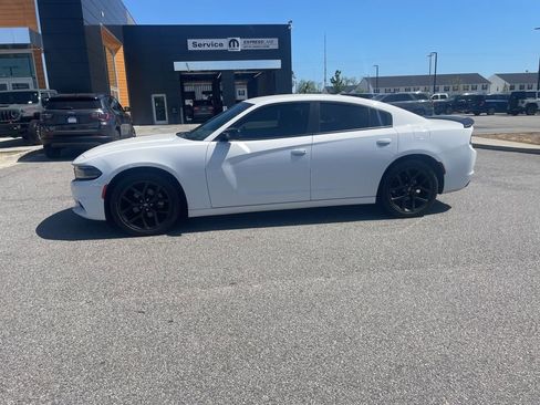 Used 2022 Dodge Charger SXT w/ Blacktop Package image 11