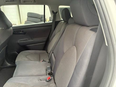 Used 2021 Toyota Highlander L FWD image 16