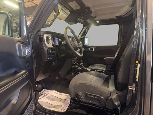 Used 2025 Jeep Wrangler Unlimited Sahara AWD/4WD image 13