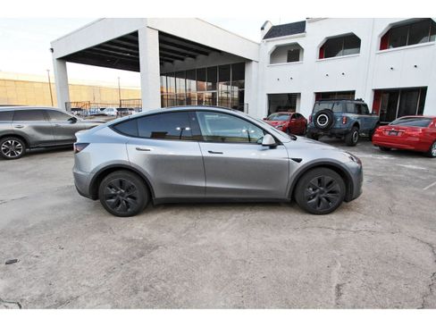 Used 2025 Tesla Model Y Long Range RWD image 8