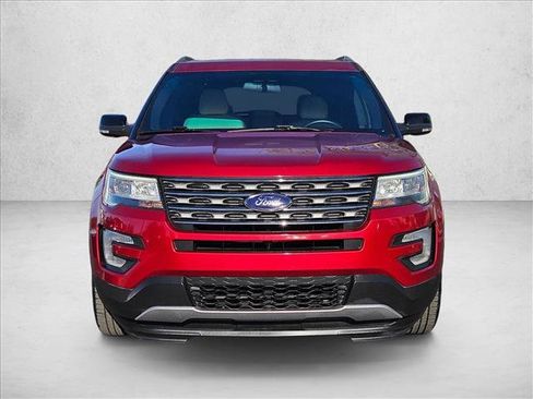 Used 2017 Ford Explorer XLT image 2