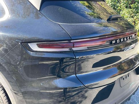 Used 2024 Porsche Cayenne Base image 11