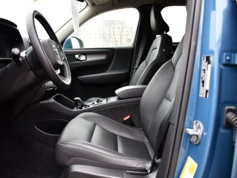 Certified 2025 Volvo XC40 B5 Core image 12