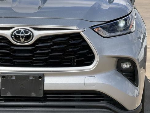 Used 2021 Toyota Highlander XLE AWD/4WD image 9