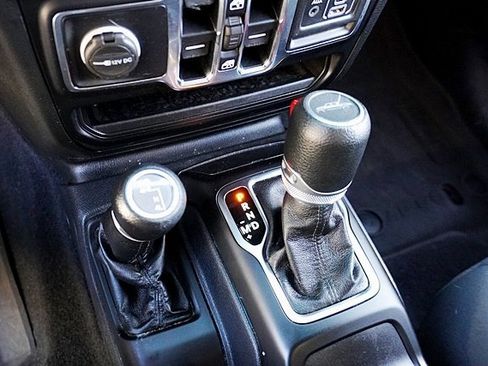 Certified 2022 Jeep Gladiator Willys image 31