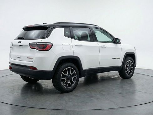 Used 2025 Jeep Compass Trailhawk image 9
