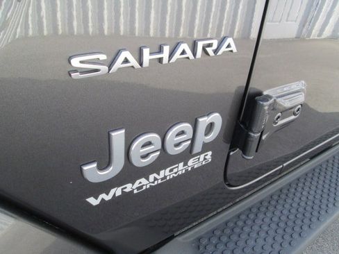 Used 2019 Jeep Wrangler Unlimited Sahara w/ Uconnect 4C Nav & Sound Group AWD/4WD image 7