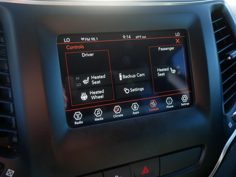 Used 2020 Jeep Cherokee Latitude Plus w/ Comfort/Convenience Group AWD/4WD image 32