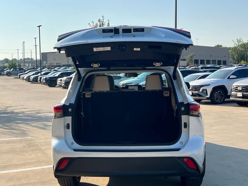 Used 2023 Toyota Highlander XLE FWD image 15