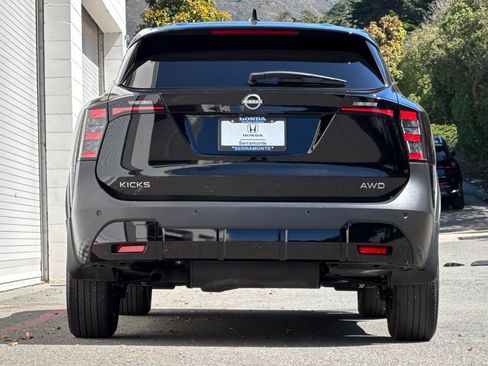 Used 2025 Nissan Kicks SV AWD/4WD image 9