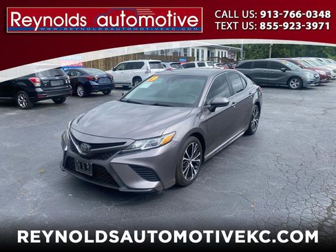 Used 2019 Toyota Camry SE FWD image 1